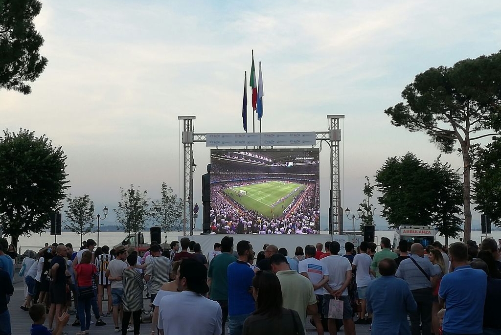 Installazione maxischermo finale Champions League (Brescia)