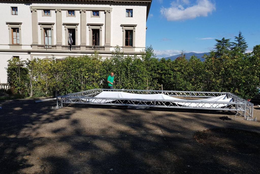 Installazione struttura americana illuminata con teli personalizzati (Firenze)